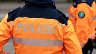 St. Galller Kantonspolizei: Am Tag nach der Gewalttat in Au nehmen Beamten einen Mann fest (Symbolbild)