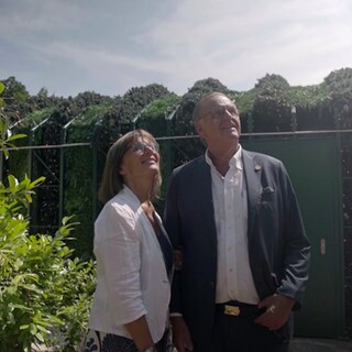 Roland und Marianne Mack stehen Arm in Arm im Sonnenschein