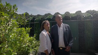 Roland und Marianne Mack stehen Arm in Arm im Sonnenschein