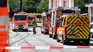 Fahrzeuge der Feuerwehr stehen nach einem Brand in einem Supermarkt am Einsatzort. Die U-Bahn- und der Straßenverkehr wurden eingestellt.