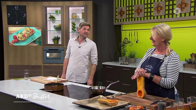 Moderator Johannes Zenglein und Andrea Safidine im ARD Buffet