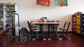 Ein leeres Klassenzimmer, in dem auch ein Rollstuhl für Kinder zu sehen ist: Weil Stuttgart Verträge mit dem ASB gekündigt hat, können an die 150 Kinder mit Behinderung derzeit nicht zur Schule.