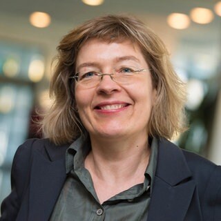 Maria-Sibylla Lotter, Philosophin, strahlt in die Kamera.