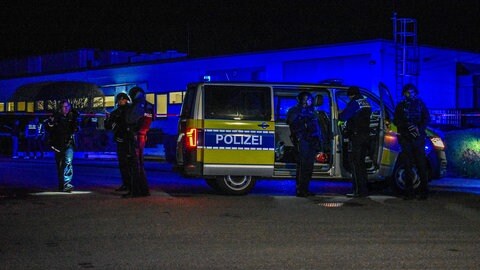 Polizisten am Tatabend vor der Maschinenbaufirma in Bad Friedrichshall (Archivbild). Hier soll der mutmaßliche Doppelmörder zwei Menschen erschossen haben.