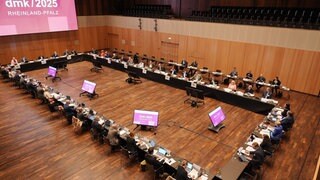 Die Digitalministerinnen und -minister der Länder sitzen in einem Sitzungssaal.