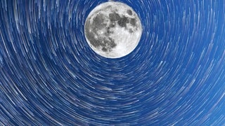 Der Vollmond überstrahlt die Perseiden - nur die hellsten Sterne und Sternschnuppen sind dann zu sehen. Foto zeigt Sternbewegungen als Langzeitaufnahme.