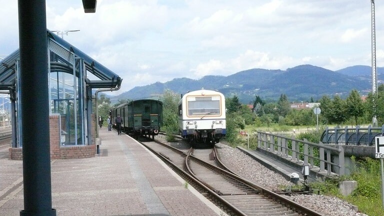 In der Zukunft ist die Vergangenheit fern. Heute bestimmen auf der Achertalbahn Triebwagen den Transport der Berufsschüler.
