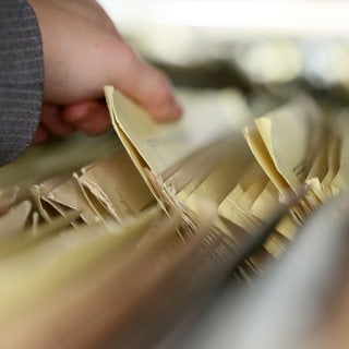 Stasi-Akten sind im Stasi-Archiv in Berlin zu sehen.