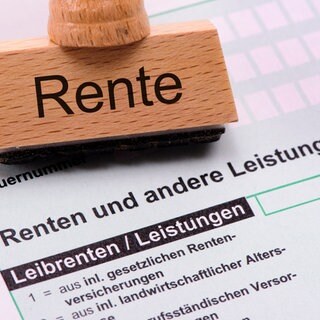 Stempel mit Aufschrift Rente und Rentenformulare