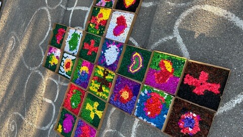 Tradition zu Fronleichnam auch in Bodanrück-Gemeinden: Anwohner legen einen Blumenteppich.