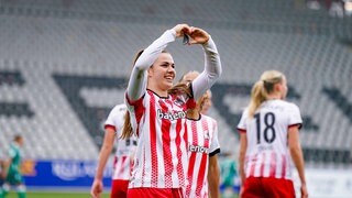 Leela Egli vom SC Freiburg bejubelt einen Treffer gegen den SV Werder Bremen.