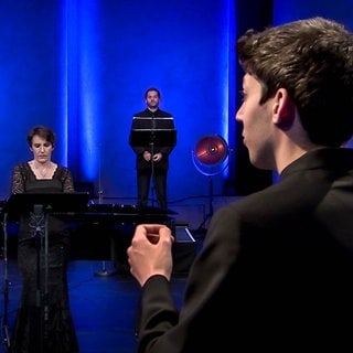Yuval Weinberg dirigiert das SWR Vokalensemble