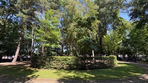 Mehrere hundert Menschen haben den Abschied von Marius Dick am Ruhehain auf dem Friedhof Landstuhl im Halbkreis verfolgt. 