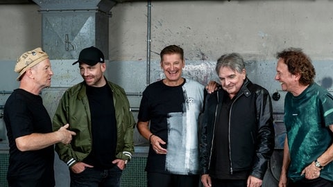 Die Band PUR steht zusammen und lacht