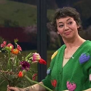 Floristmeisterin Jasmin Centner stellt einen Frühlingsstrauß zusammen