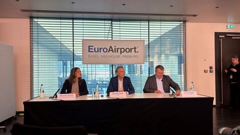 Drei Personen in leitender Position sitzen an einem Tisch im Euroairport Basel-Mulhouse.