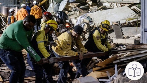 Rettungs·kräfte suchen Menschen in den Trümmern von einem Haus. In Venezuela hat es ein Erdbeben gegeben. Häuser sind eingestürzt. Menschen sind vermisst. Rechts das SWR Logo für Leichte Sprache.