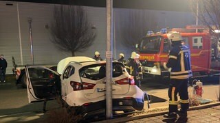 Ein Auto, das in einem Laternenmast geprallt ist. In Baienfurt hat eine Seniorin auf einem Parkplatz die Kontrolle über ihr Auto verloren.
