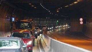 Im Viereichenhautunnel stehen Autos im Stau.