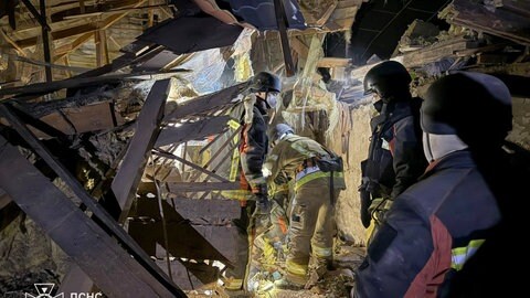 Ukrainische Rettungskräfte suchen nach einem Angriff in Isjum nach Überlebenden. 