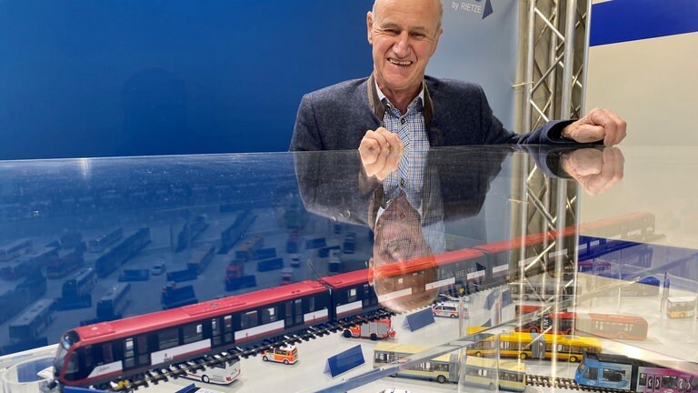 Firma Rietze: Lothar Rietze präsentiert uns die Nürnberger U-Bahn als motorisiertes Modell. 