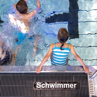 Kinder nehmen an einem Schwimmkurs teil. Nachdem ein Grundschüler in Konstanz während des Schwimmunterrichts ums Leben kam, gibt es Diskussionen um den Schwimmunterricht an den Grundschulen in Baden-Württemberg.