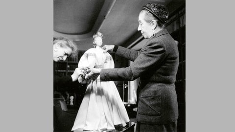 Jeanne Lanvin bekleidet eine Puppe für die Ausstellung »Théâtre de la Mode«, 1945