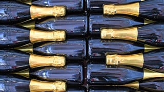 Sektflaschen ohne Etikett in einer Stiege (Symbolbild). Die Winzer in der Pfalz haben mit der Ernte der Trauben für Sekt begonnen - ein paar Tage früher als für Wein. Es werden tolle Sekte erwartet.