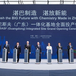 Feierliche Eröffnung des BASF-Werks in China - die deutsche Wirtschaftsministerin sendete eine Videobotschaft
