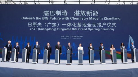 Feierliche Eröffnung des BASF-Werks in China - die deutsche Wirtschaftsministerin sendete eine Videobotschaft