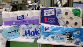 Fünf Sorten Toilettenpapier lauf einem Tisch
