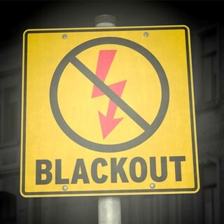 Ein Gefahrenschild in gelb mit der Aufschrift Blackout - was bei einem großflächigen Stromausfall passiert, wird jetzt in Trier bei einer Übung getestet.