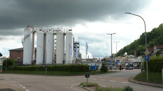 Solvay-Werk in Bad Wimpfen: Die Deutsche Umwelthilfe will jetzt die Einleitung von TFA in den Neckar stoppen.