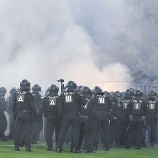 Polizisten stehen vor dem Fanblock des SV Waldhof Mannheim.