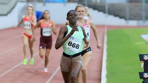 Claire Uwitonze beim Flutlichtmeeting im Moselstadion Trier 2025: Die Läuferin aus Ruanda war 2019 als 13-Jährige beim Jugendaustausch in Trier und ist heute Botschafterin der Rise & Shine Academy.
