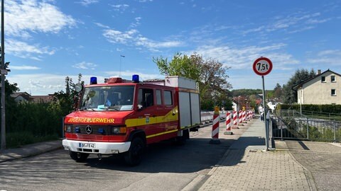 Kleines Feuerwehrfahrzeug auf der 7,5 Tonnen-Brücke in Heidelsheim
