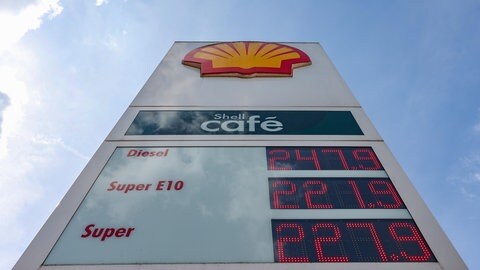 Preistafel an einer Tankstelle zeigt für Diesel 2,479 Euro pro Liter, für Super 2,279 Euro an.