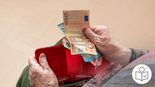 Die Hand von einem älteren Menschen hält Geld·scheine. Dahinter sieht man einen Geld·beutel. Rechts unten das SWR-Logo für Leichte Sprache.  