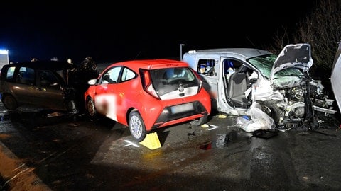 Beschädigte Fahrzeuge stehen auf der Landstraße 283 bei Bad Saulgau (Kreis Sigmaringen) in Folge eines Unfalls mit mehreren Fahrzeugen. Ein Mann ist bei dem Unfall ums Leben gekommen, weitere Menschen wurden teils schwer verletzt.