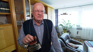 Klaus Karpinski hält eines seiner Bügeleisen in der Hand.