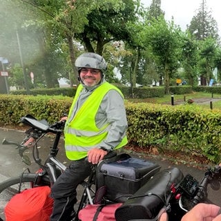 Fahrradfahrer in Regenkleidung auf dem Bodensee-Radweg