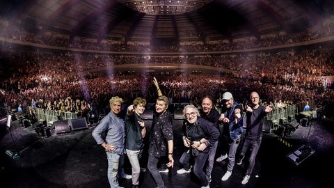 Die Band PUR steht auf der Bühne und hat das Publikum hinter sich