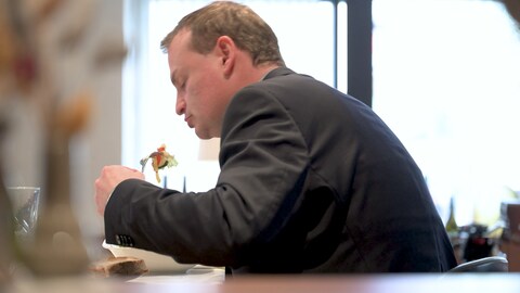 Patient Frank Roth isst in einer Gaststätte Salat. Die Abnehmspritze ist kein Ersatz für gesunde Ernährung.