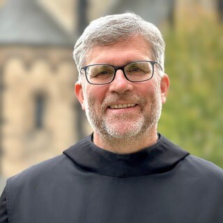 Der neue Abt der Benediktinerabtei Maria Laach, Mauritius Wilde, schaut in die Kamera. Er ist der 50. Abt in der berühmten Benediktiner-Abtei.