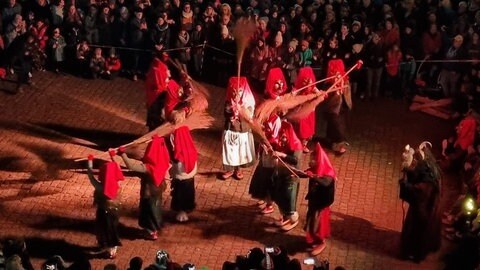 Hutschelhexen mit Masken und Besen beim Tanz. Der Hexensprung leutet in Bad Bergzabern traditionell die Fastnacht ein.