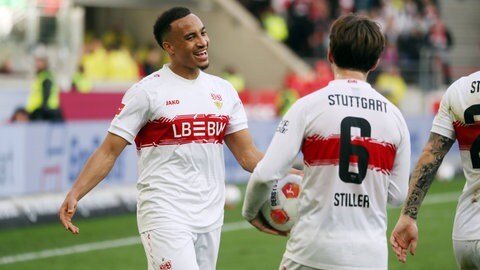 Nationalspieler Jamie Leweling feiert seinen Doppelpack gegen den VfL Wolfsburg mit Angelo Stiller.
