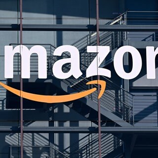Das Logo vom Onlineversandhändler Amazon an einer Fassade. Auch nach Gemmingen soll jetzt der Internetriese kommen.