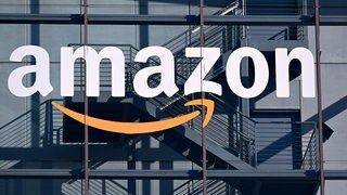 Das Logo vom Onlineversandhändler Amazon an einer Fassade. Auch nach Gemmingen soll jetzt der Internetriese kommen.