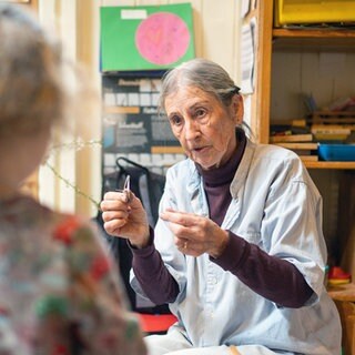 Die 83-jährige Lisette Siek-Wattel hat bis vor kurzem als Erzieherin gearbeitet.