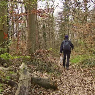 Ein Mann läuft durch den Wald